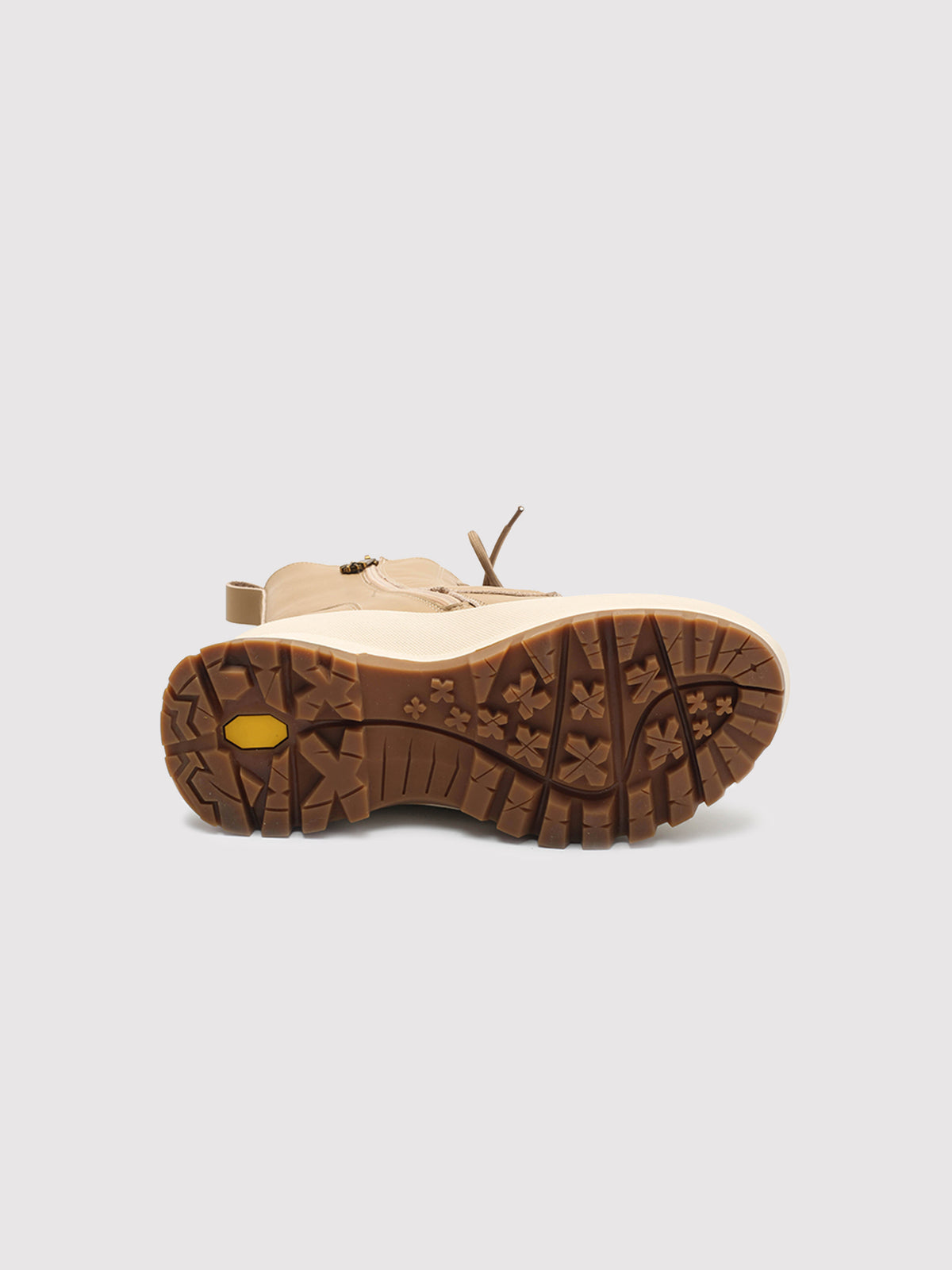 Beige Aspen shearling lace-up boots, view of the outsole tread.