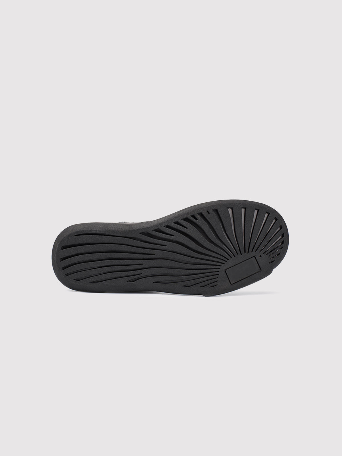 Black fleece-lined knee-high boots, view of the outsole tread.