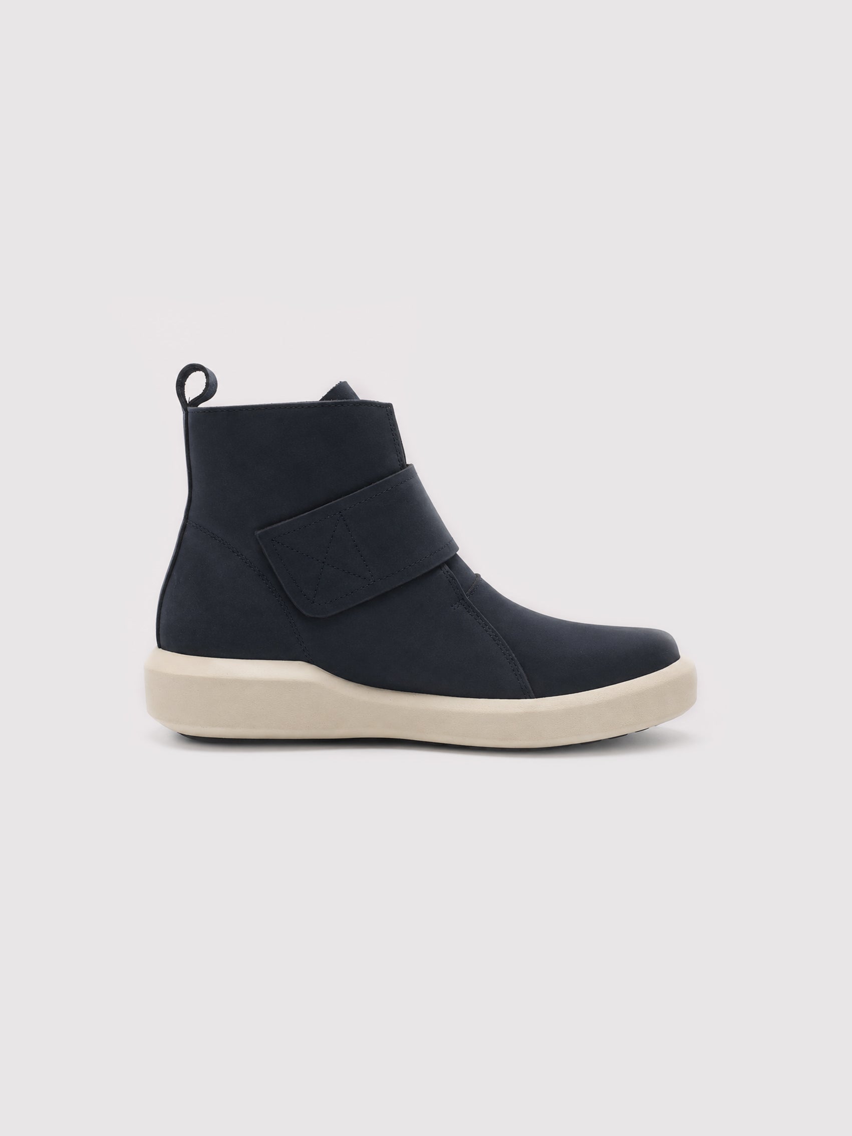 Arte In Acti Lightweight Comfort. Refined Everyday Style.