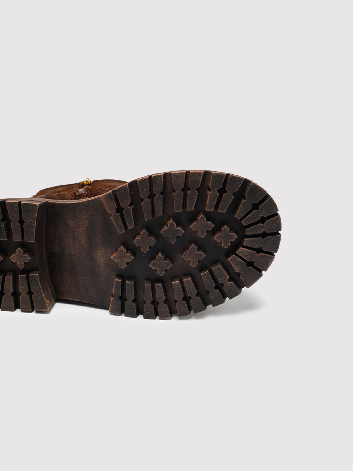Brown reverse-leather buckle boots, view of the outsole tread.