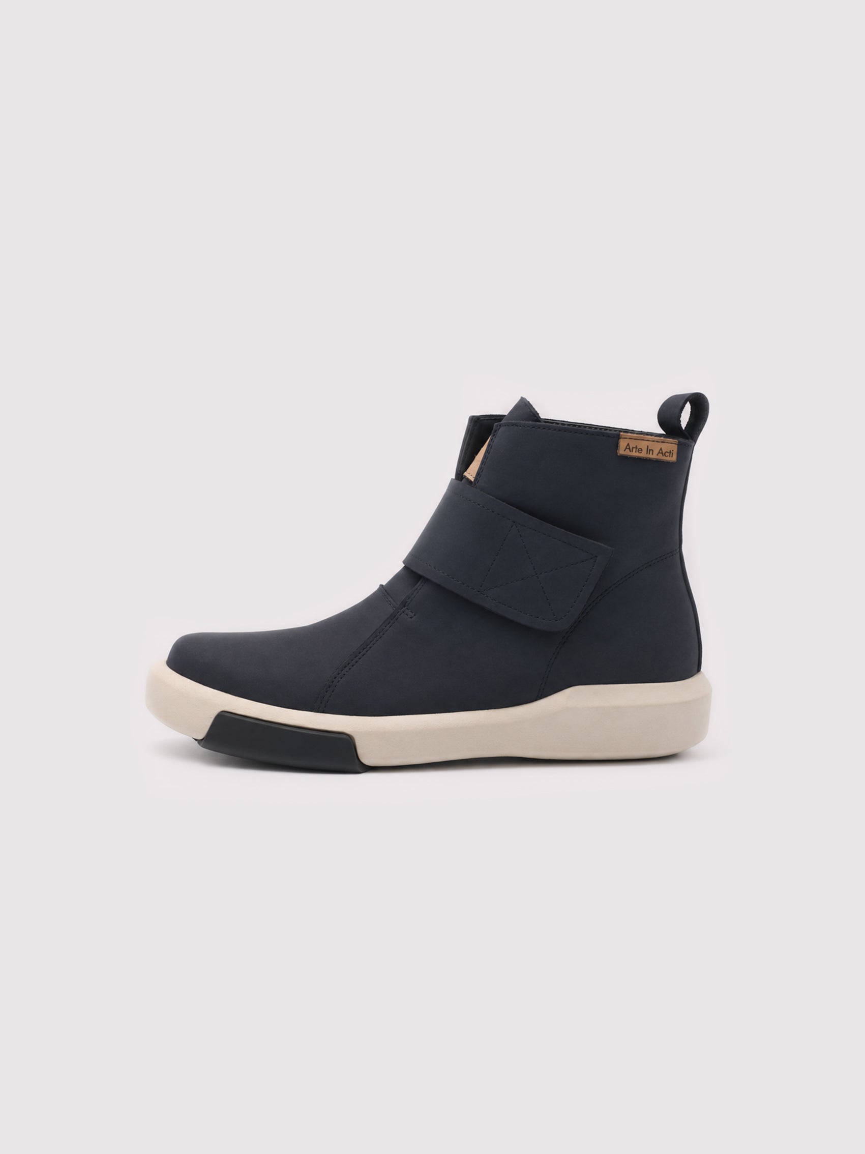 Arte In Acti Lightweight Comfort. Refined Everyday Style.