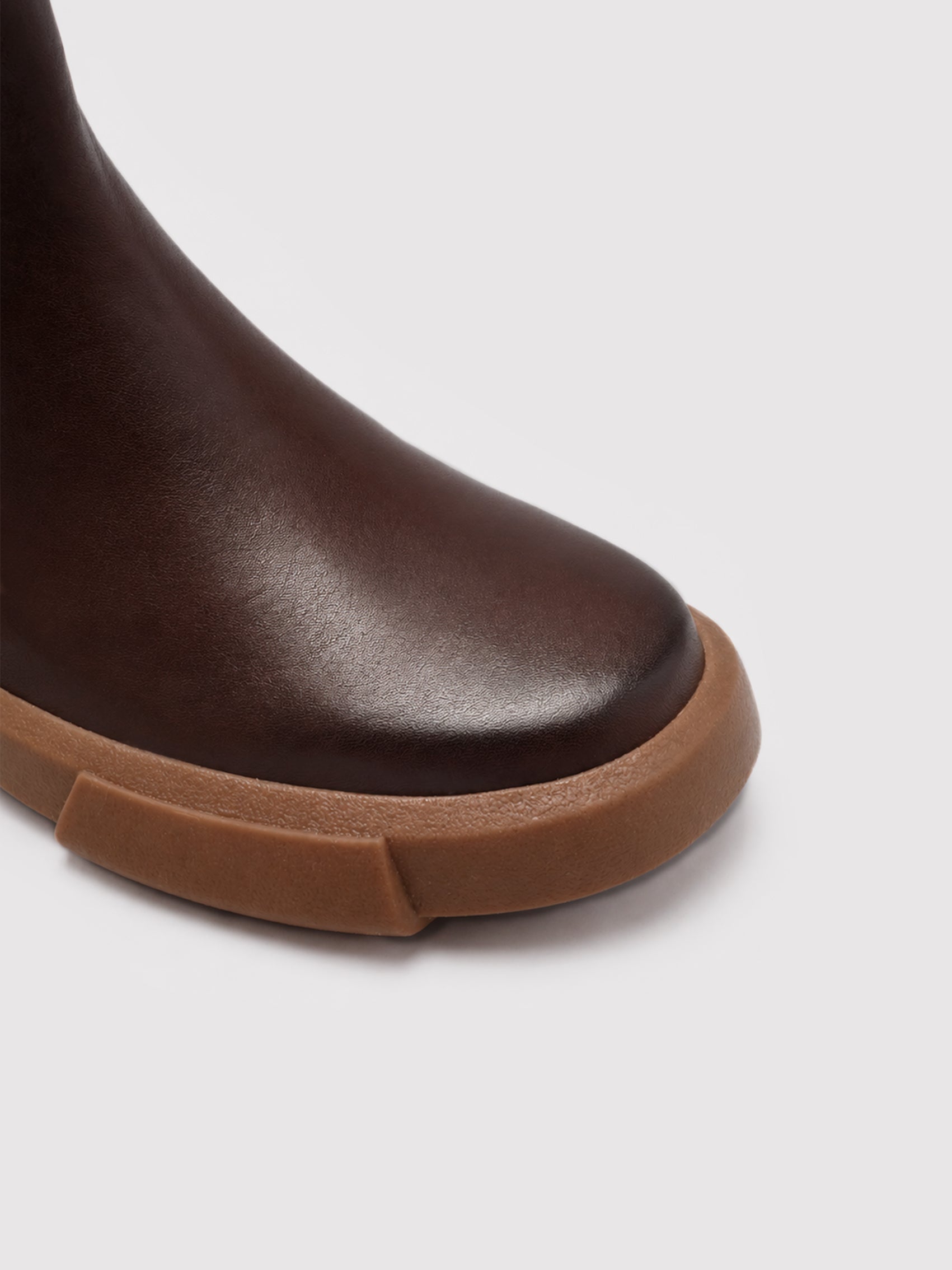 Comfortable Brown Chelsea Boots with Lightweight Sole