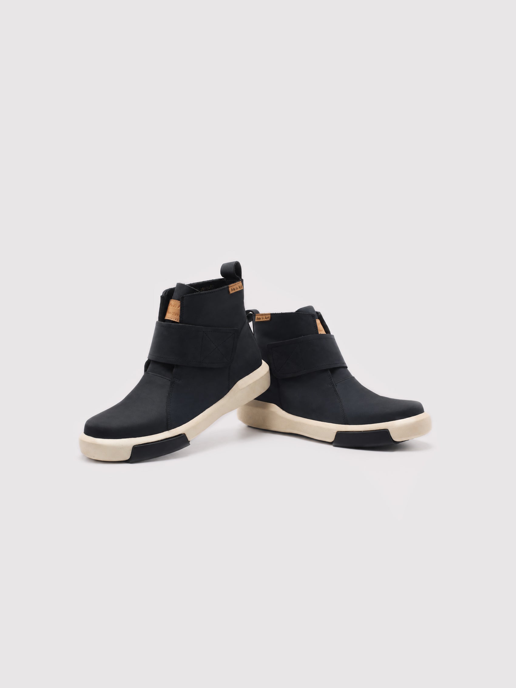 Arte In Acti Lightweight Comfort. Refined Everyday Style.