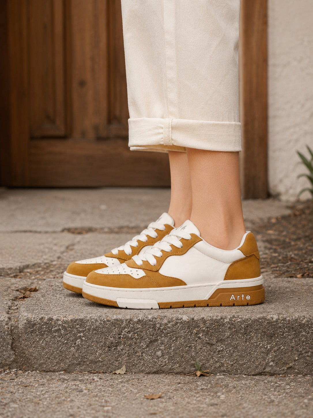 Vintage-Inspired Tan Nubuck & White Leather Low-Top Casual Shoes